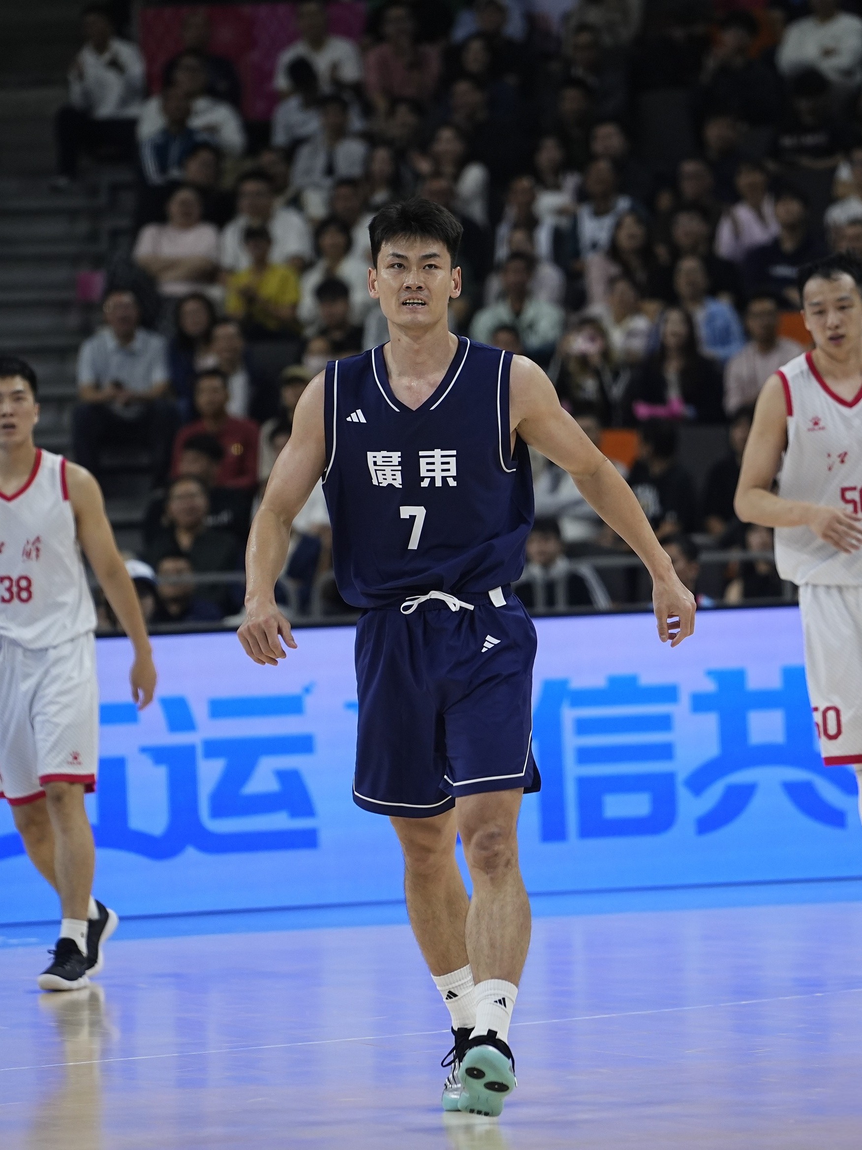 天津队鏖战福建队,周琦点燃赛场 天津队鏖战福建队,周琦点燃赛场