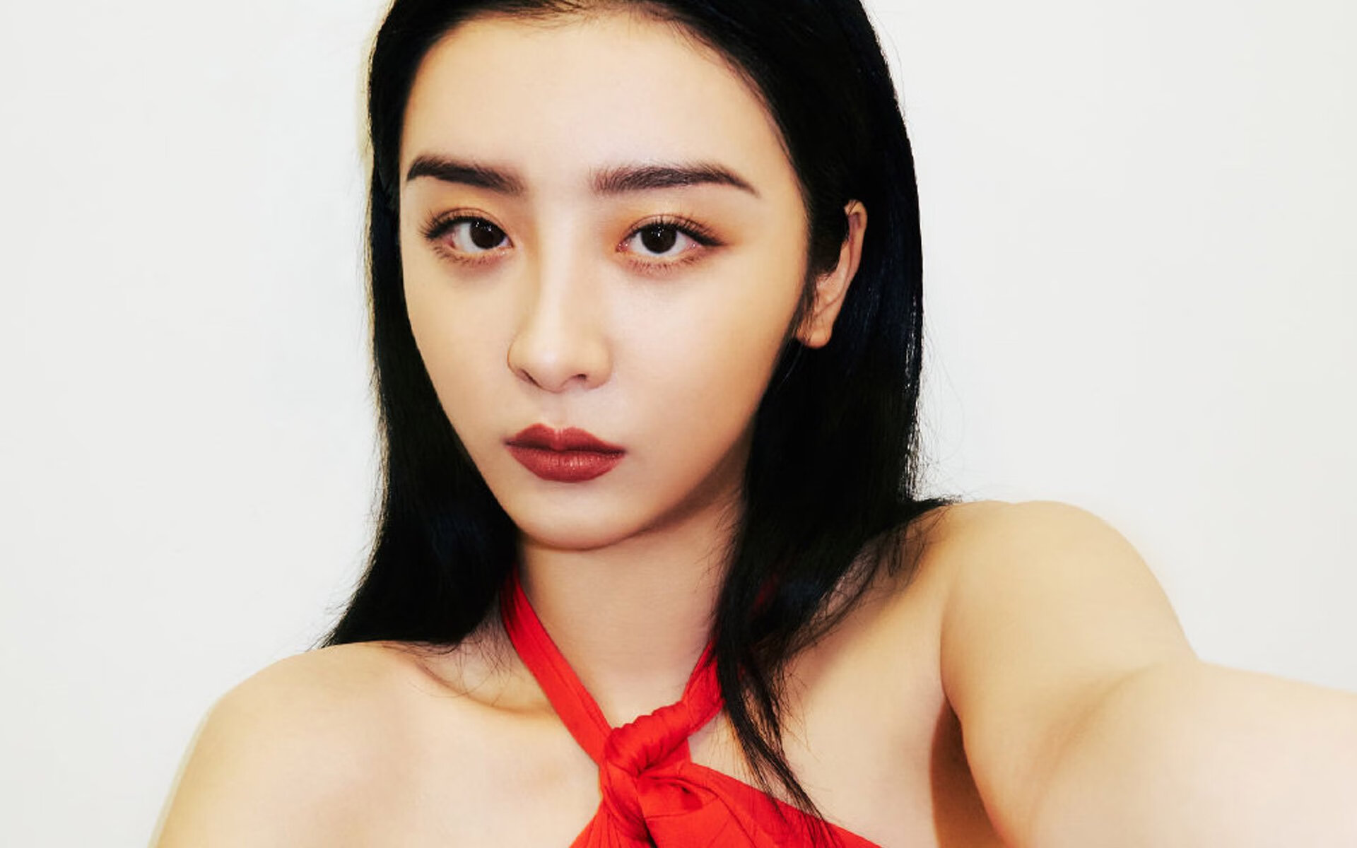 结合您唯一性的要求，我为您构思了两个方向的标题。第一组直接突出事件与核心人物；第二组则更具故事性与镜头感，推荐采用以增强独特性